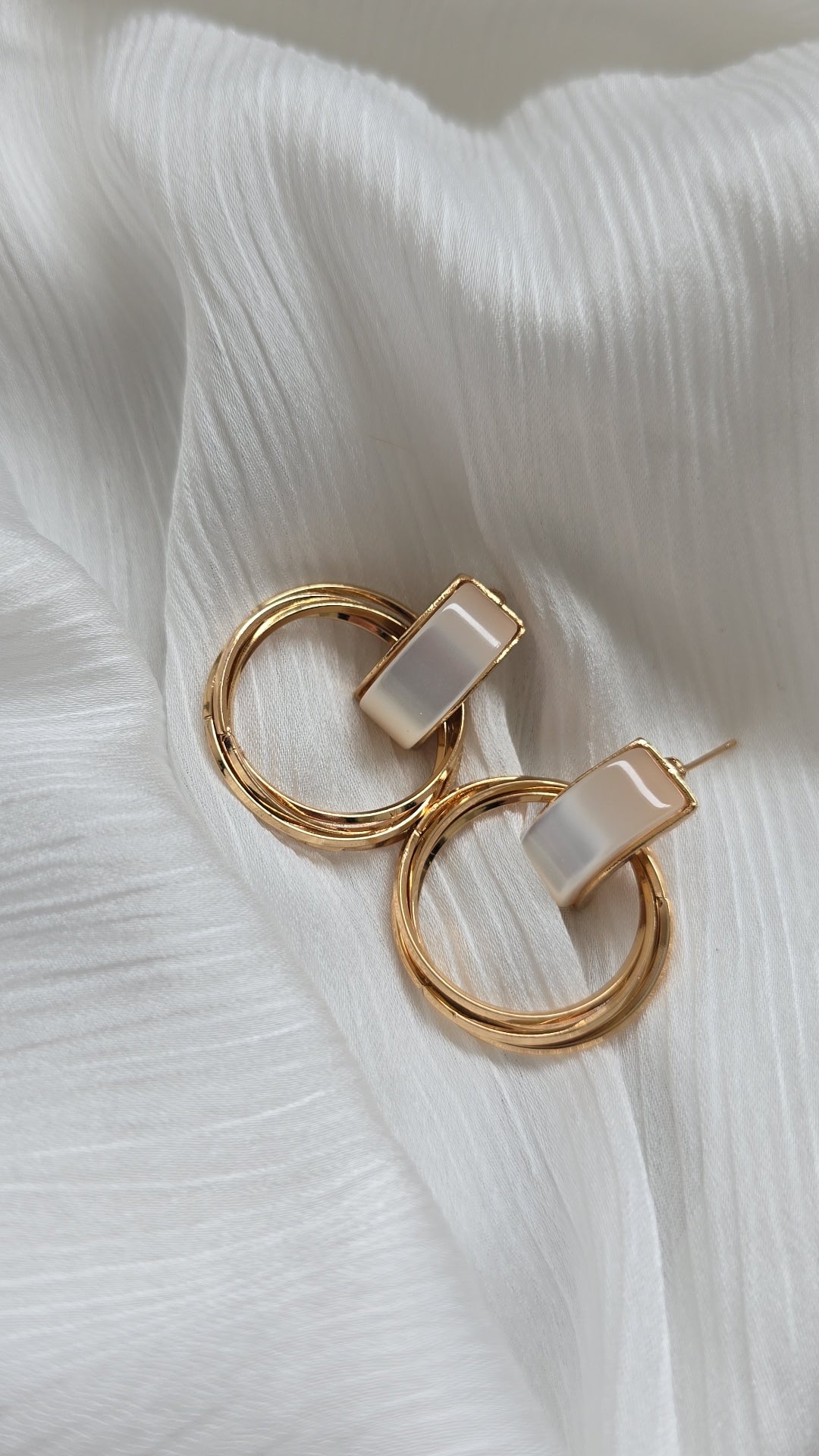 White/Gold hoop earring