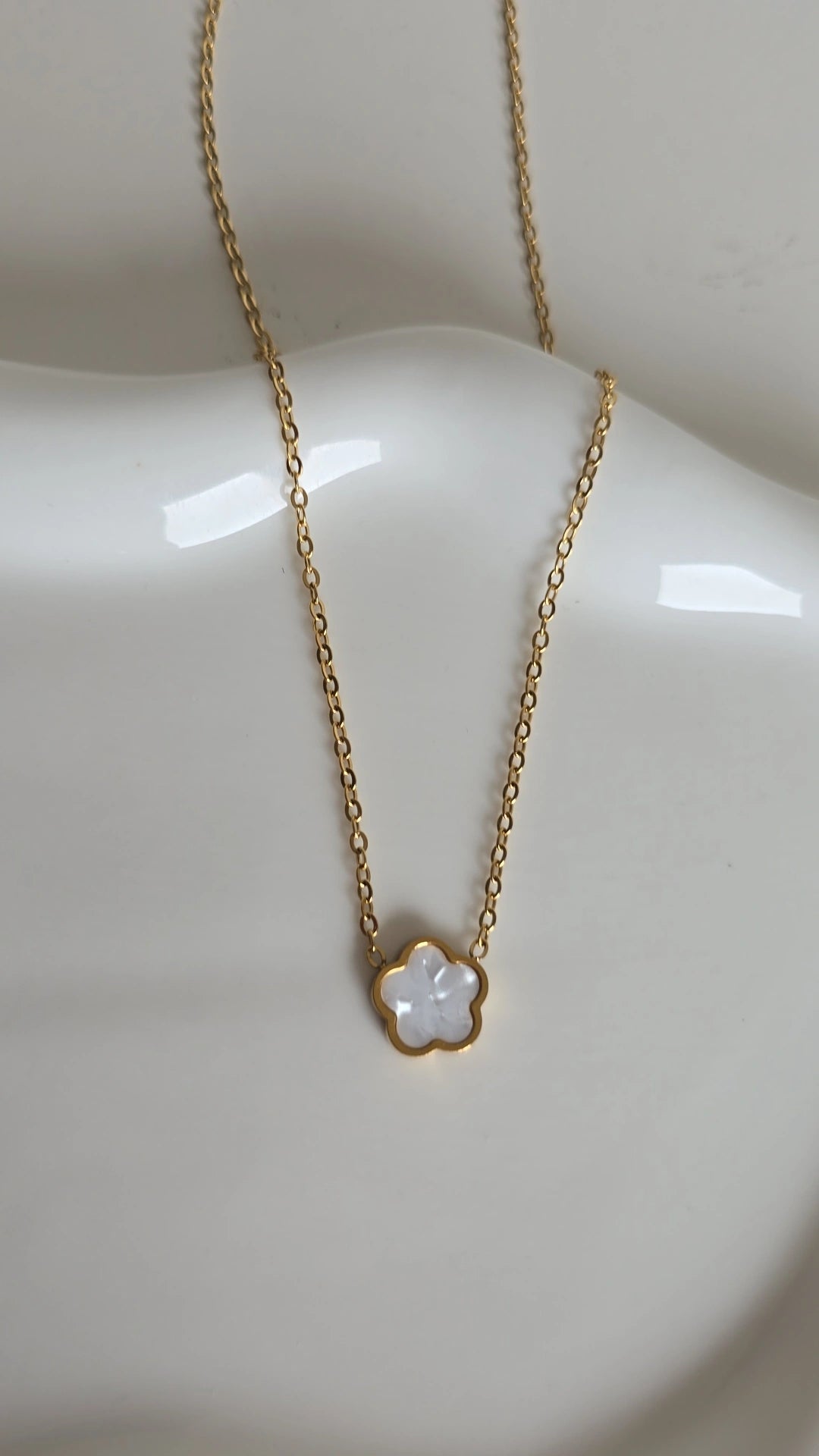 Flower marble necklace