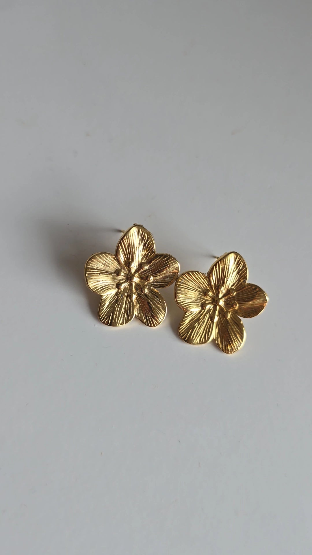 Vintage gold flower earrings