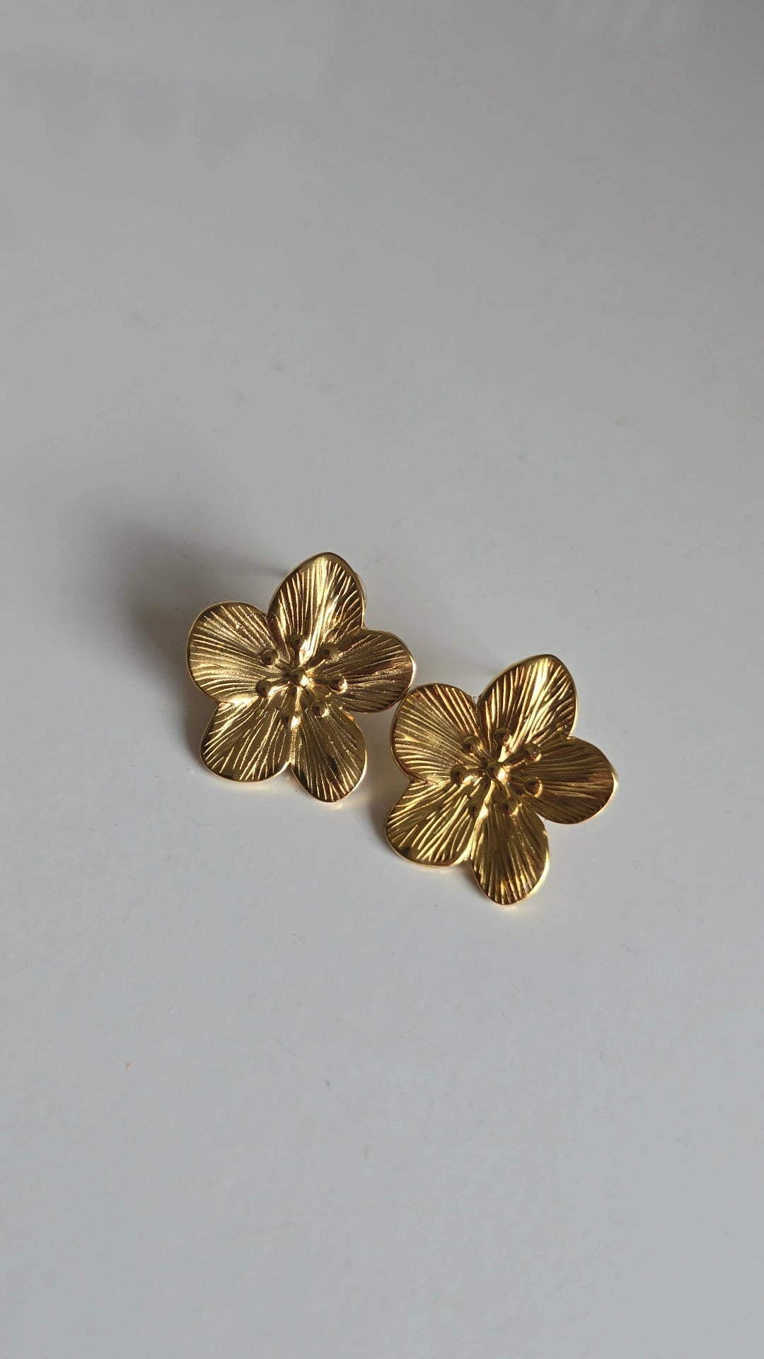 Vintage gold flower earrings