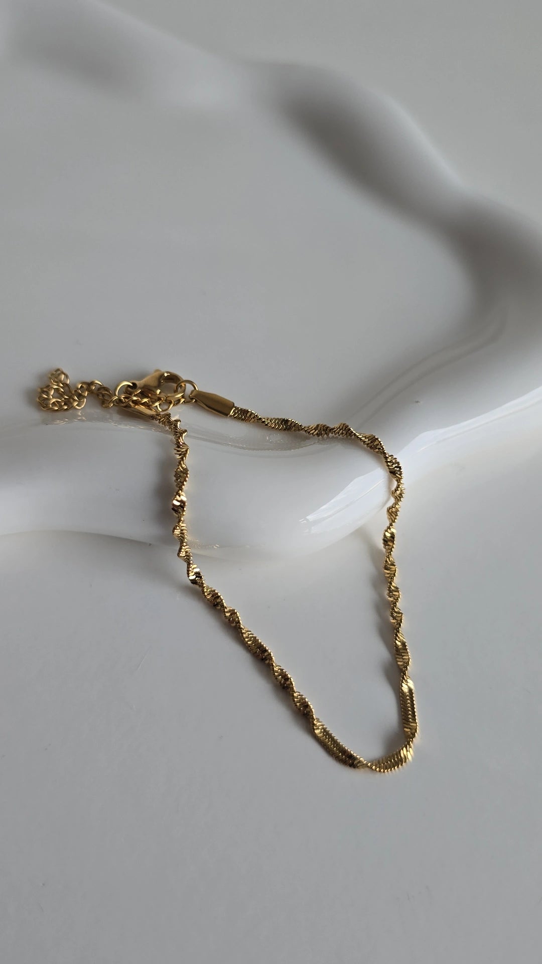 18k Gold plated thin twist bracelet