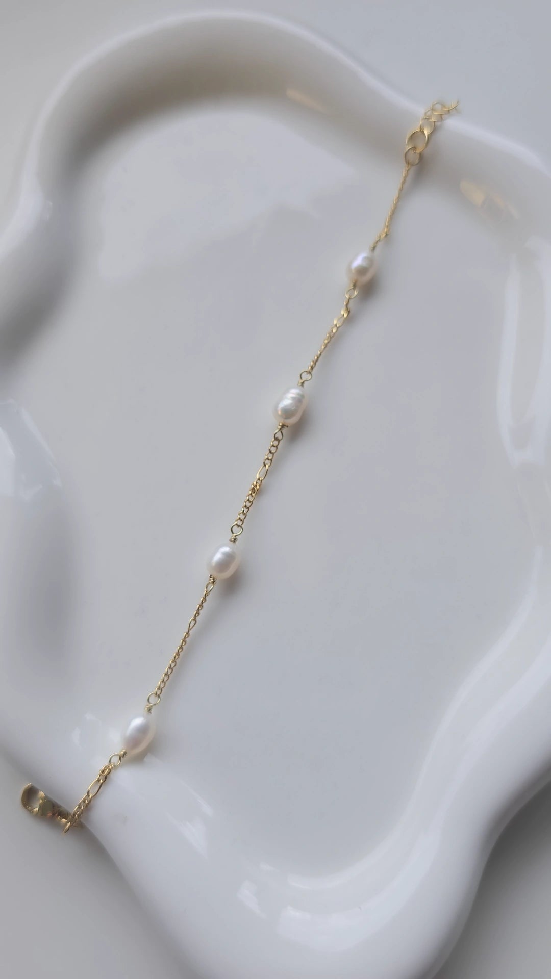 Dainty pearl Oval Bracelet