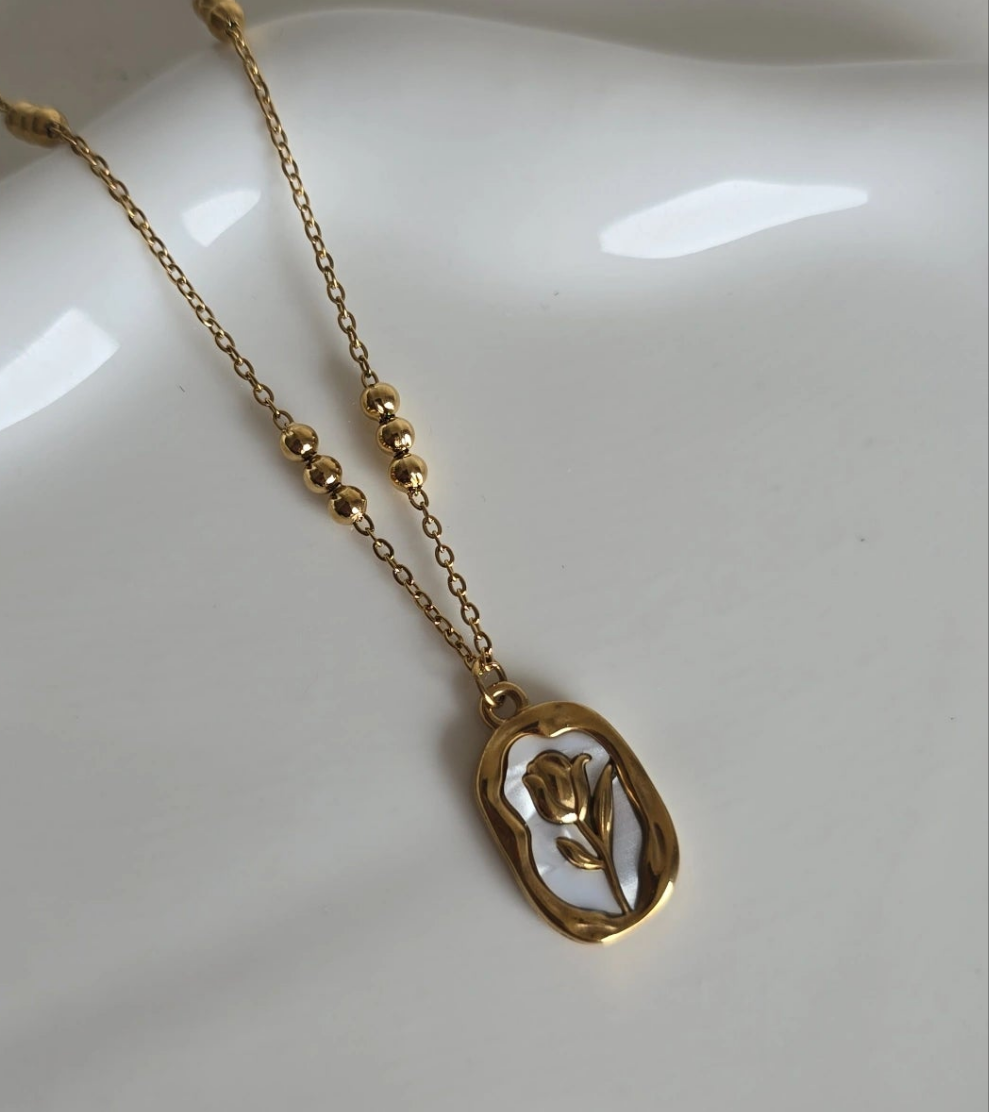 Marble rose  necklace