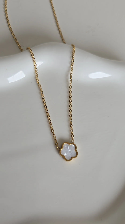 Flower marble necklace