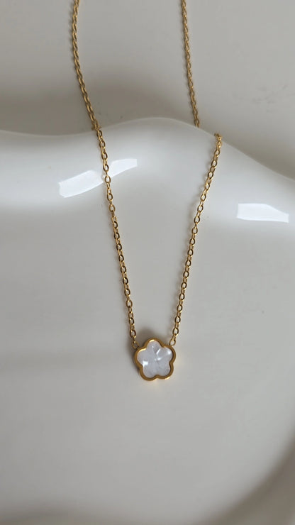 Flower marble necklace