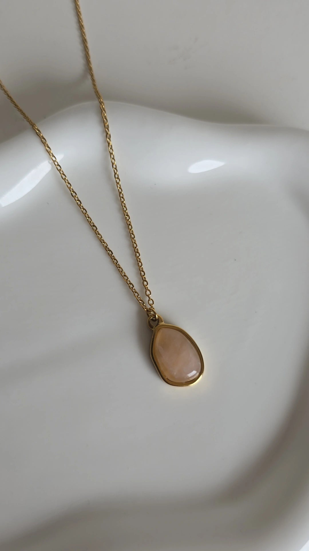 Natrual light pink stone necklace