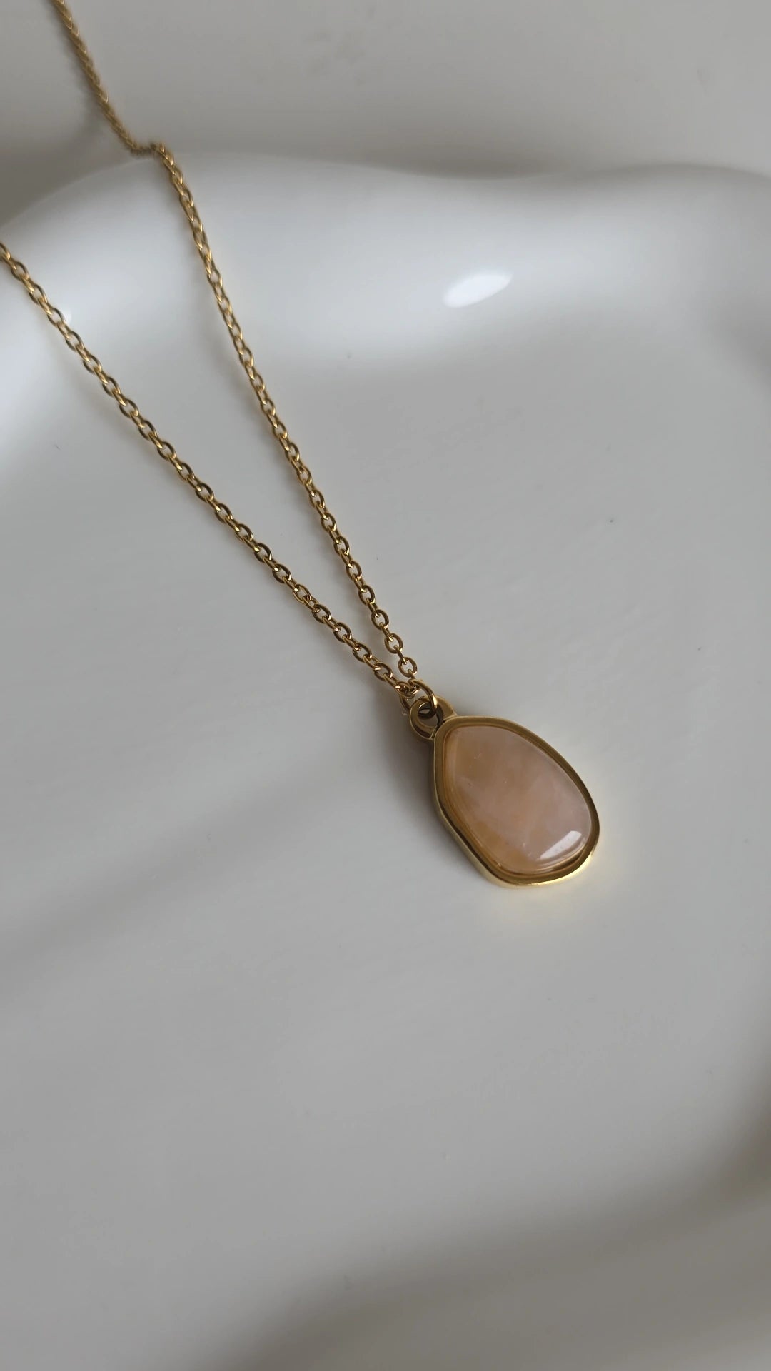 Natrual light pink stone necklace