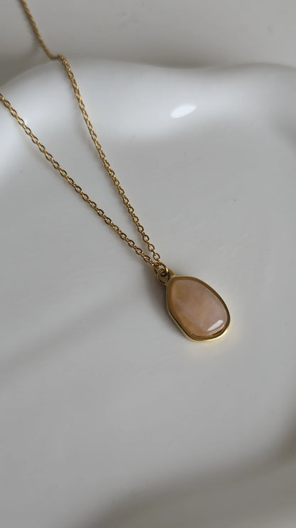 Natrual light pink stone necklace