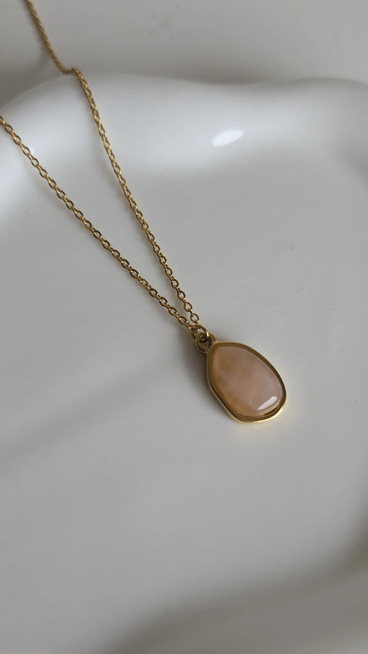 Natrual light pink stone necklace