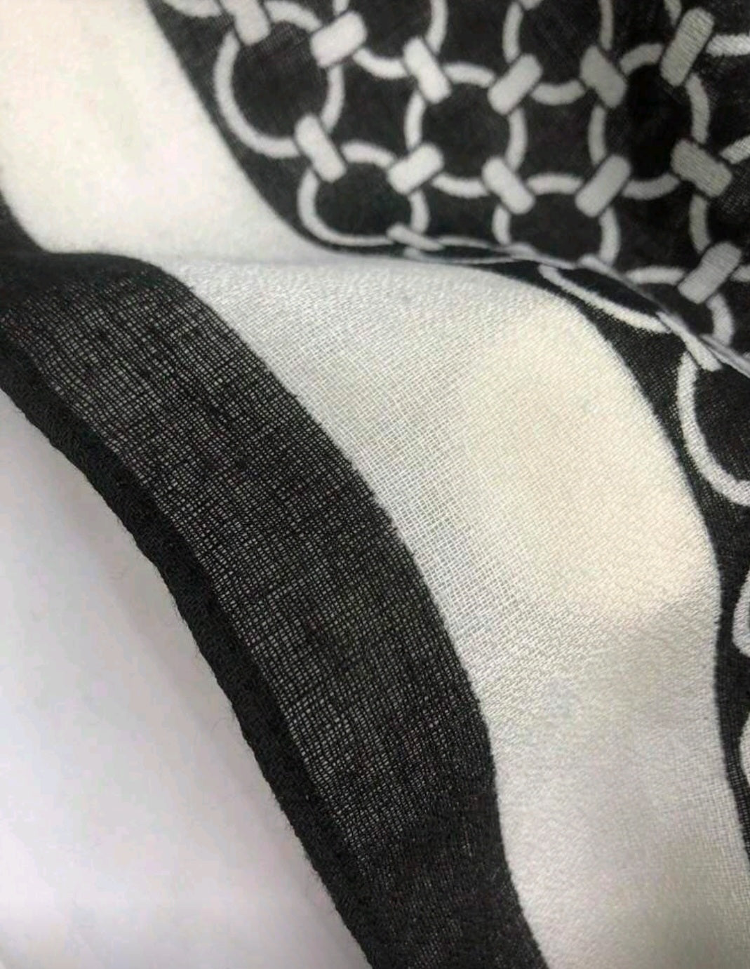 Black and white chain Scarf