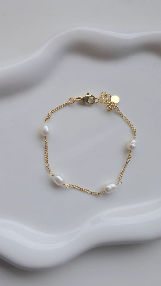 Dainty pearl Oval Bracelet